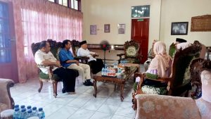 Warga Polewali Mandar Sambangi Wakil Gubernur Sulbar dalam Open House Idul Fitri