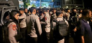 Tepat Pukul 22.00, Massa Aksi Unras Penolakan Tambang Pasir di Kantor Gubernur Sulbar Bubarkan Diri dengan Tertib