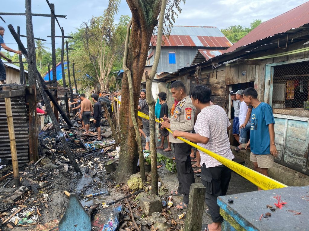 Polsek Tinambung Datangi Lokasi Kebakaran Satu Unit Rumah di Desa Batulaya