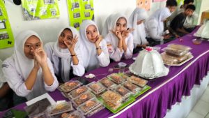 Semangat Kebangkitan Nasional Menginspirasi Siswa SMAN 8 Soppeng dalam Panen Hasil Karya P5: Membuat Kue Tradisional dan Keripik Pisang Berdaya Jual Tinggi