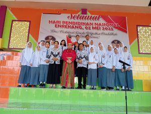 Tim Paduan Suara SMA Negeri 2 Enrekang Berpartisipasi Hardiknas Tingkat Kabupaten Peringatan Enrekang