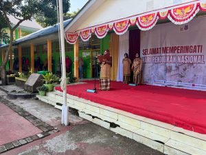 Guru Paling Senior Terharu di Upacara Hardiknas