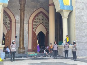 Wujud Pelayanan Polri, Polwan Polres Luwu Amankan Ibadah Salat Jumat di Kota Belopa