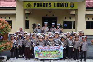 Jangan Ngebut Ayah, Nanti Dicubit! Pesan Lucu Anak TK Saat Belajar di Polres Luwu
