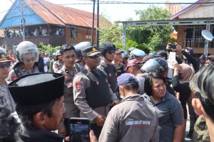 Kapolres Polman Pimpin Pengamanan Eksekusi Oleh Pengadilan Negeri Polewali Di Desa Lapeo