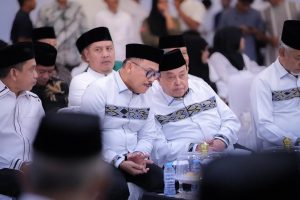 Gubernur dan wagub Sulbar menyerahkan sejumlah bantuan hibah lembaga keagamaan dan penyerahan beasiswa 1000 perguruan tinggi
