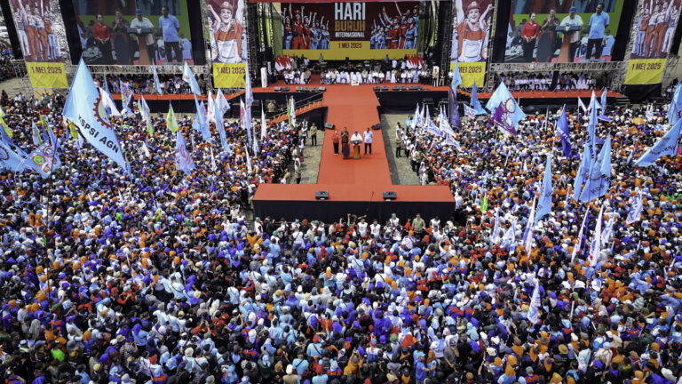 Presiden Prabowo Hadiri Peringatan Hari Buruh Internasional di Monas