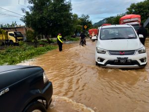 Penanganan Cepat Banjir Larompong, Polres Luwu Pastikan Keselamatan dan Kelancaran Lalu Lintas