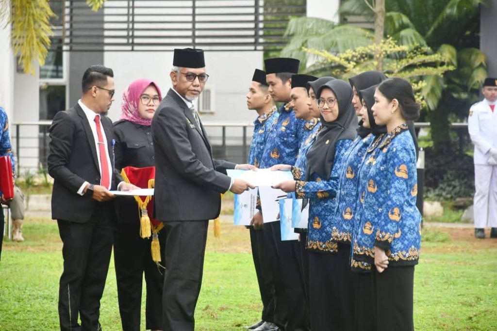 Plh Sekda Provinsi Sulawesi Barat Herdin Ismail Memimpin Ypacara Peringatan Hari Lahir Pancasila Tahun 2025, di Lapangan Upacara kantor Gubernur Sulbar