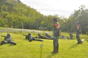 Meningkatkan Profesionalisme Dan Kemampuan Dasar Sebagai Prajurit, Personel Kodim 1402/Polman Melaksanakan Latihan Menembak Senjata Ringan