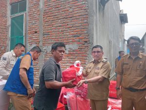 Bupati Majene Memberikan Bantuan Kepada Korban Angin Puting Beliung
