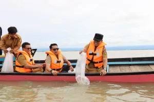 Bupati Andi Rosman Tebar 80 Ribu Benih Ikan di Danau Tempe Wajo, Fokus Kesejahteraan Nelayan dan Objek Wisata