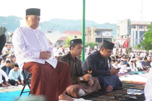 Gubernur Dan Wakil Gubernur Sulbar Serta Forkopimda Menjalankan Salat Idul Adha 1446 Hijriah di Anjungan Pantai Manakarra