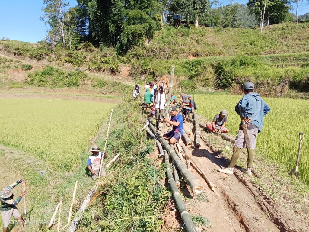 Kepala Desa Balla Tumuka Kerja Bakti Gotong Royong Perbaikan Jalan Desa Bersama Masyarakatnya