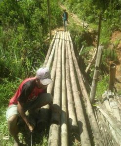 Kepala Desa Bersama Masyarakat Bergotong Royong Perbaikan Jembatan Bambu Didusun Ballapeu