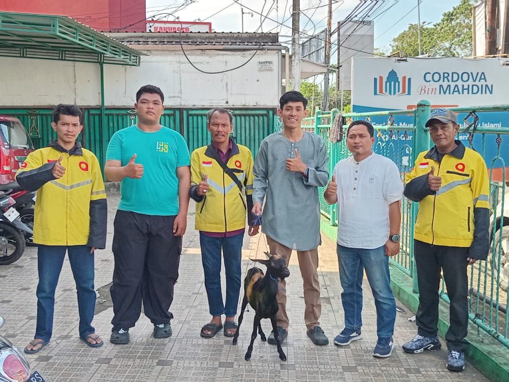 Berbagi Berkah Iduladha, Maxim Membantu Masjid di Makassar Melalui Pemberian Hewan Kurban