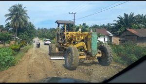 PT Mul Kembali Mengerahkan Alat Berat Untuk Perbaikan Jalan Di Desa Campaloga, Akses Angkutan Sawit Ke PT Mul Semakin Bagus