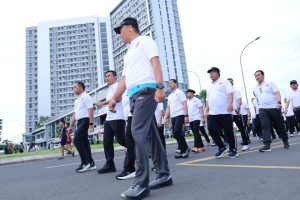 Hari Bhayangkara ke-79, Kombes Pol Arya Perdana Turut Serta Jalan Santai dan Layanan Masyarakat oleh Polda Sulsel di CFD CPI Makassar