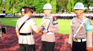 Kapolda Sulsel Beri Penghargaan Kepada 137 Personel dan 10 Personel Dihukum PTDH