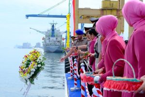 Polda Sulsel Gelar Upacara Tabur Bunga di Laut Peringati Hari Bhayangkara ke-79 Tahun 2025