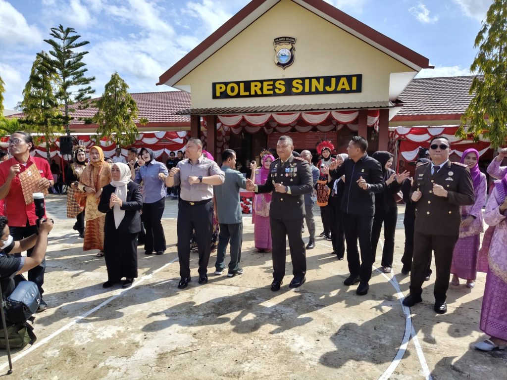 Sinergi Harmonis, Kapolres Sinjai dan Forkopimda Joget Bersama Usai Upacara HUT Bhayangkara Ke-79