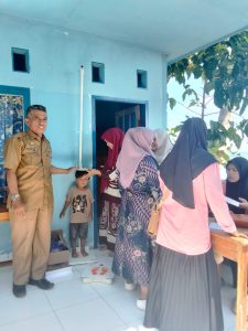 Pj Kades Pesuloang Tinjau Dua Posyandu dalam Rangka Pelatihan Kader 25 Kompetensi Layanan