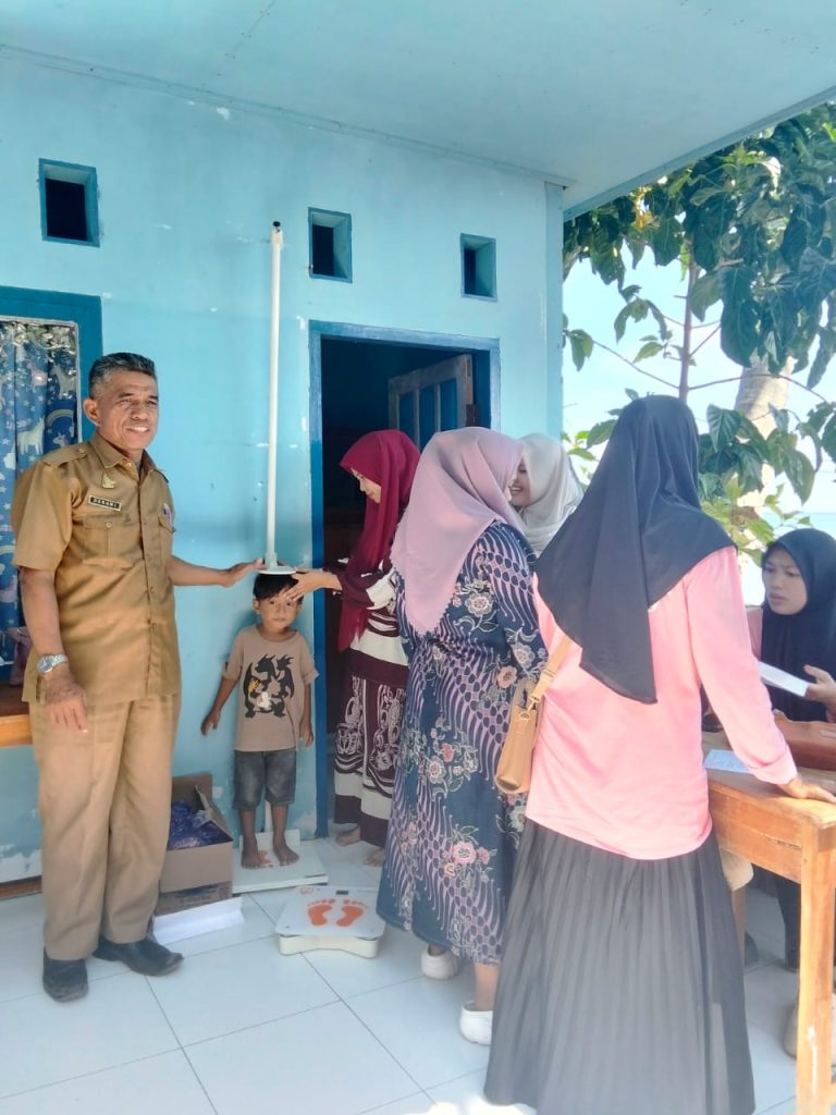 Pj Kades Pesuloang Tinjau Dua Posyandu dalam Rangka Pelatihan Kader 25 Kompetensi Layanan