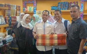 Pamerkan Sarung Sutra pada HUT Dekranasda ke-45 di Balikpapan, Bupati Andi Rosman : Produk Lokal, Kekuatan Masyarakat