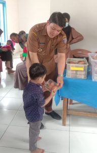 kepala Desa Tapalinna Saldi Secara Aktif Mendampingi Kegiatan Rutin Posyandu Desa Tapalinna