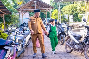 Bupati Luwu Dukung Gerakan Ayah Mengantar Anak di Hari Pertama Sekolah