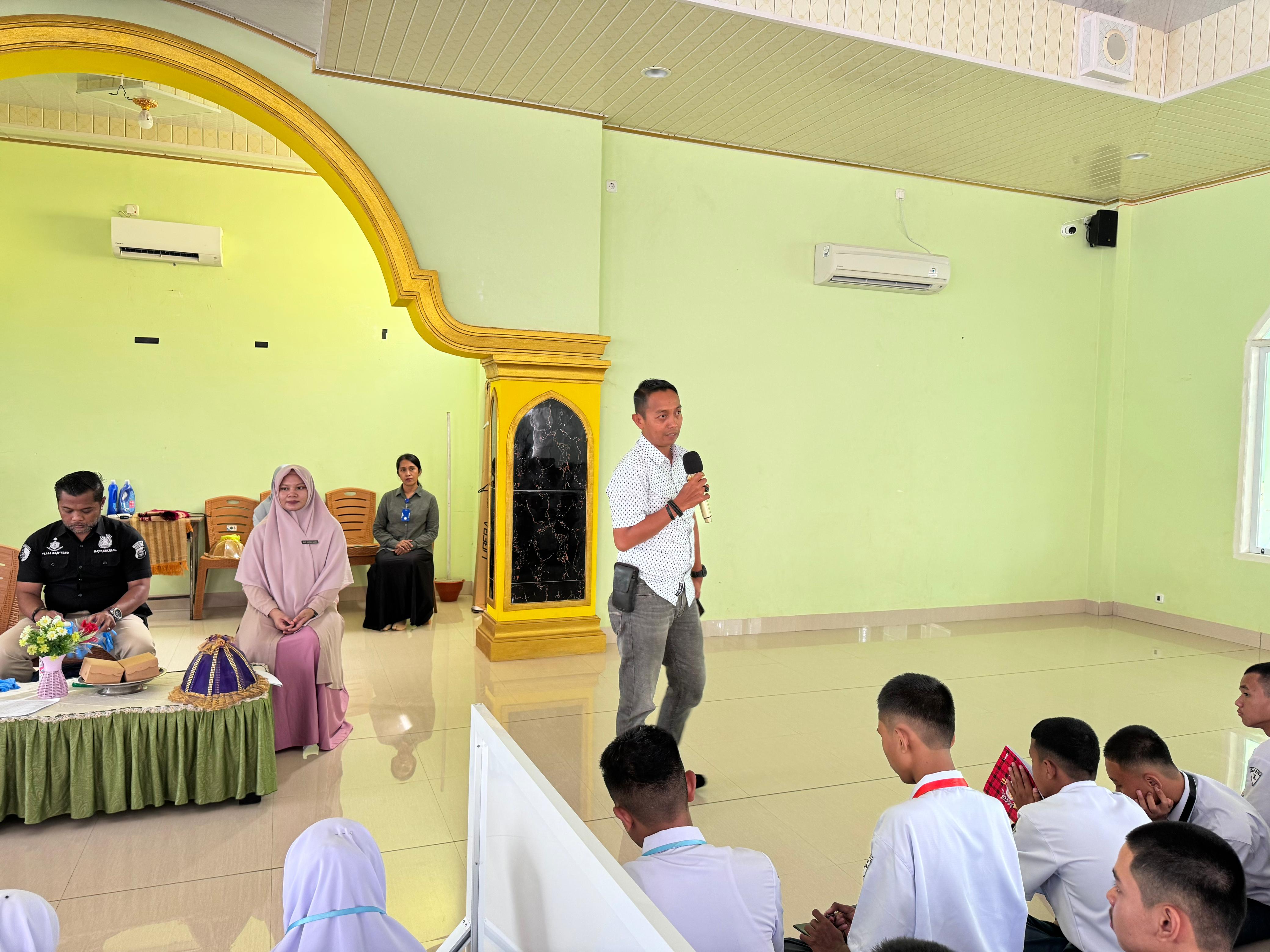 Tim Polres Enrekang Bawakan Materi Hari Kedua MPLS