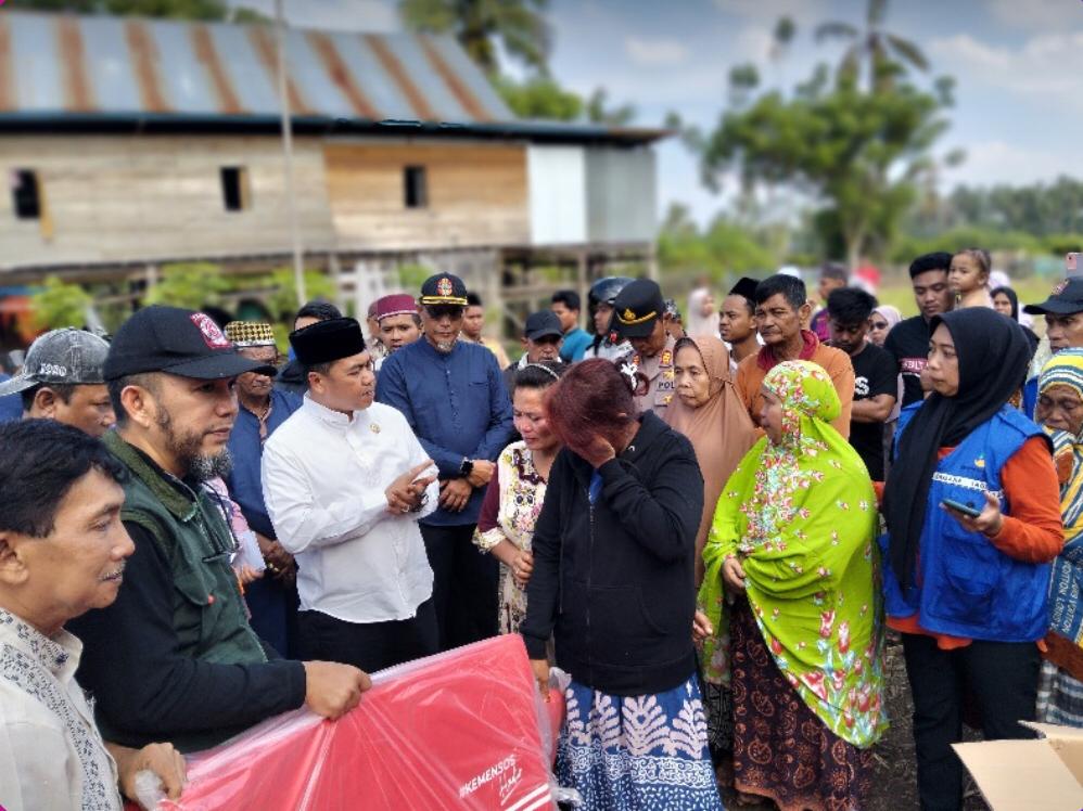 Cepat Tanggap, Bupati Andi Rosman Turun Langsung Beri Bantuan Korban Kebakaran di Wiringpalennae Wajo