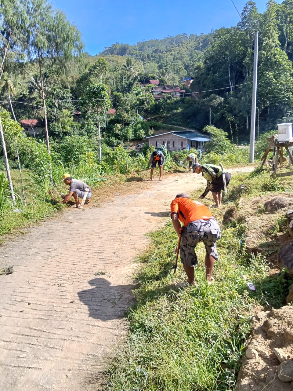 Plt Kades Salutambung Barat dan Warga Gotong Royong Bersihkan Bahu Jalan Desa