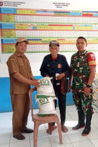 Kepala Desa Rantekamase bersama Babinsa dan Bhabinkamtibmas Hadir Langsung Kawal Penyaluran Cadangan Beras Pemerintah