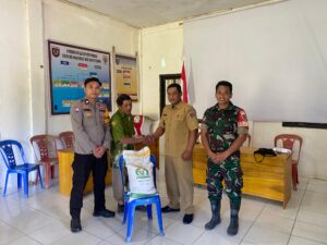Kepala Desa Rantetarima Melaksanakan Pembangian Bansos Beras Keluarga Penerima Manfaat (KPM ) Desa Rantetarima