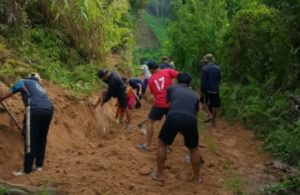 Jumat Bersih Bersama Masyarakat, kades Salualo Ajak Warga Jaga Kebersihan Lingkungan