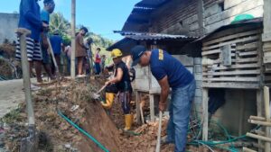 Kepala Desa Salualo Gelar Jumat Bersih, Bersihkan Parit Jalan Antar Desa