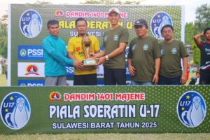 DANDIM 1401/MAJENE SERAHKAN LANGSUNG PIALA JUARA PIALA SOERATIN U-17 ZONA SULBAR 2025