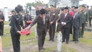 Momen Kemerdekaan, Bupati dan Wakil Bupati Wajo Kompak Ziarah ke TMP Empagae, Tabur Bunga Hingga Doa Bersama