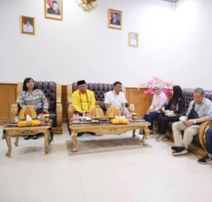 Bupati Mamasa Welem Sambolangi menerima kunjungan dari tim Kementerian Perumahan dan Kawasan Pemukiman di Rumah Jabatan Bupati