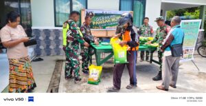 Danramil 1428/01 Mamasa  Besama personil Gelar Gerakan Pangan Murah  di kantor koramil  1428/01- Mamasa