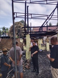 Kunjungi Korban Kebakaran di Baruga, Bupati Majene Serahkan Bantuan