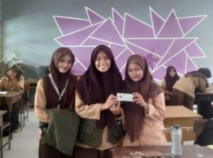 Pembina Dan Pengurus UKS SMAN 2 Enrekang Bagikan Tablet Tambah Darah