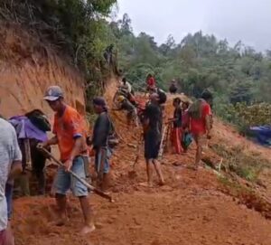 Kepala Desa Ulumea Bersama Masyarakatnya Melaksanakan Pekerjaan Perintisan Jalan Antar Dusun di Desa Ulumea Secara Manual