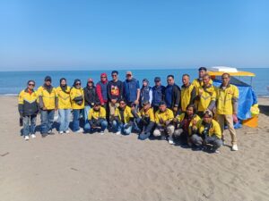 Rayakan HUT Ke-80 RI, Maxim Ajak Mitra Pengemudi Bersih-Bersih Pantai di Makassar