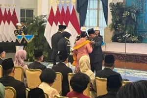 Presiden Prabowo Beri Tanda Kehormatan ke 141 Tokoh, dari Eks Kapolri hingga Seniman Benyamin Sueb