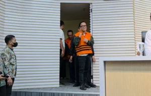 Resmi Tersangka, Wamenaker Lempar Senyum dan Kepalkan Tangan