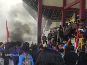 Aksi Damai Unjuk Rasa Yang Digelar Oleh Aliansi Mahasiswa Mamasa di depan kantor DPRD Kabupaten Mamasa
