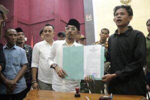 Ketua DPRD Pasangkayu Menyambut Aksi unjuk rasa Oleh Aliansi Solidaritas Pemuda, Mahasiswa, dan Masyarakat Pasangkayu
