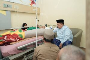 Wagub Sulbar Jenguk Tokoh Masyarakat yang Dirawat di Rumah Sakit Umum Andi Depu